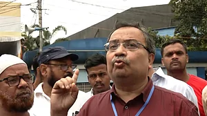 कोलकाता स्ट्रॉन्ग रूम विवाद: 'BJP के लिए काम कर रहे चुनाव आयोग', कुणाल घोष का बड़ा आरोप