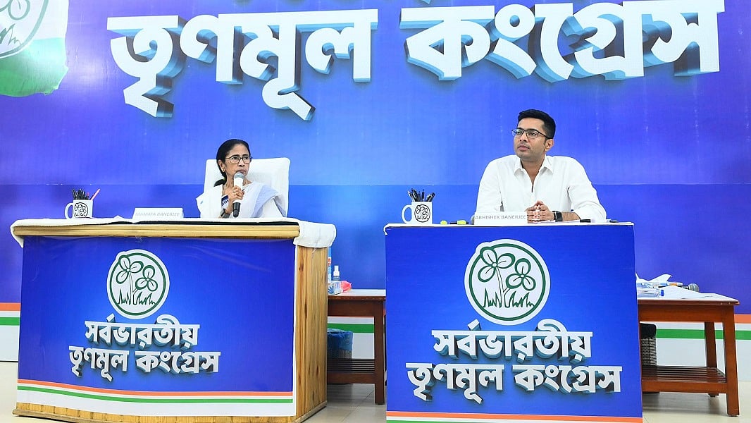 बंगाल चुनाव: ममता ने TMC के मतगणना एजेंटों के साथ की बैठक, सतर्क रहने और अंत तक डटे रहने को कहा