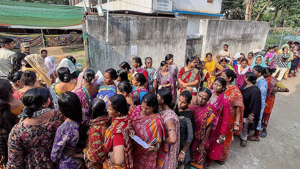 23 अप्रैल, 2026 को मुर्शिदाबाद ज़िले के बहरामपुर में मतदान केंद्र के बाहर कतार में खड़ी महिला मतदाता (फ़ोटो: AFP, Getty Images के माध्यम से)