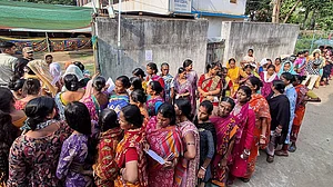 23 अप्रैल, 2026 को मुर्शिदाबाद ज़िले के बहरामपुर में मतदान केंद्र के बाहर कतार में खड़ी महिला मतदाता (फ़ोटो: AFP, Getty Images के माध्यम से)