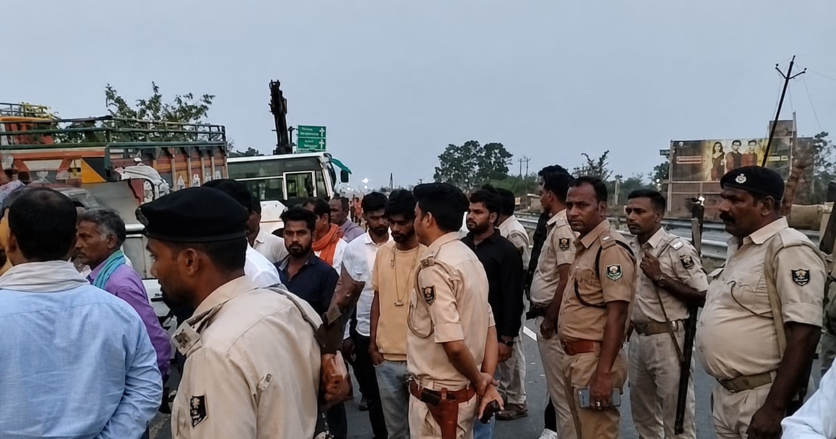 बिहार के रोहतास में भीषण सड़क हादसा, बस-कंटेनर की जोरदार टक्कर में 5 लोगों की मौत, 10 की हालत गंभीर