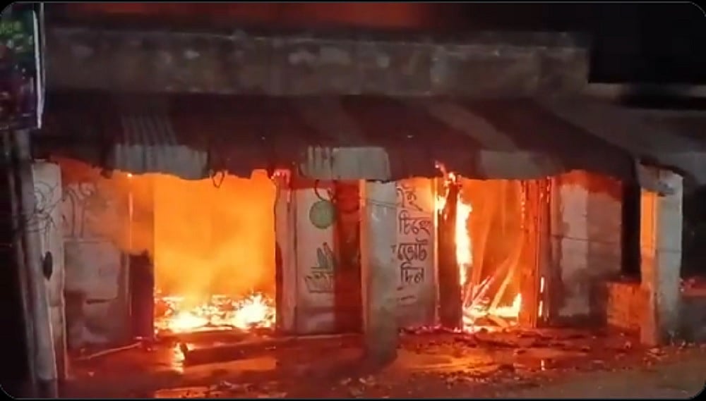 बंगाल में चुनाव बाद हिंसा का दौर, TMC कार्यकर्ता की हत्या, पार्टी के कार्यालयों में तोड़फोड़ और आगजनी