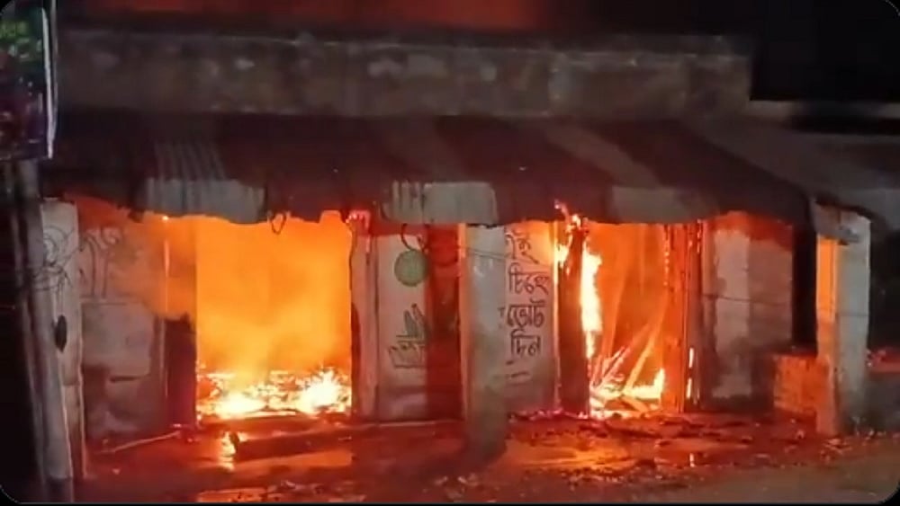 बंगाल में चुनाव बाद हिंसा का दौर, TMC कार्यकर्ता की हत्या, पार्टी के कार्यालयों में तोड़फोड़ और आगजनी