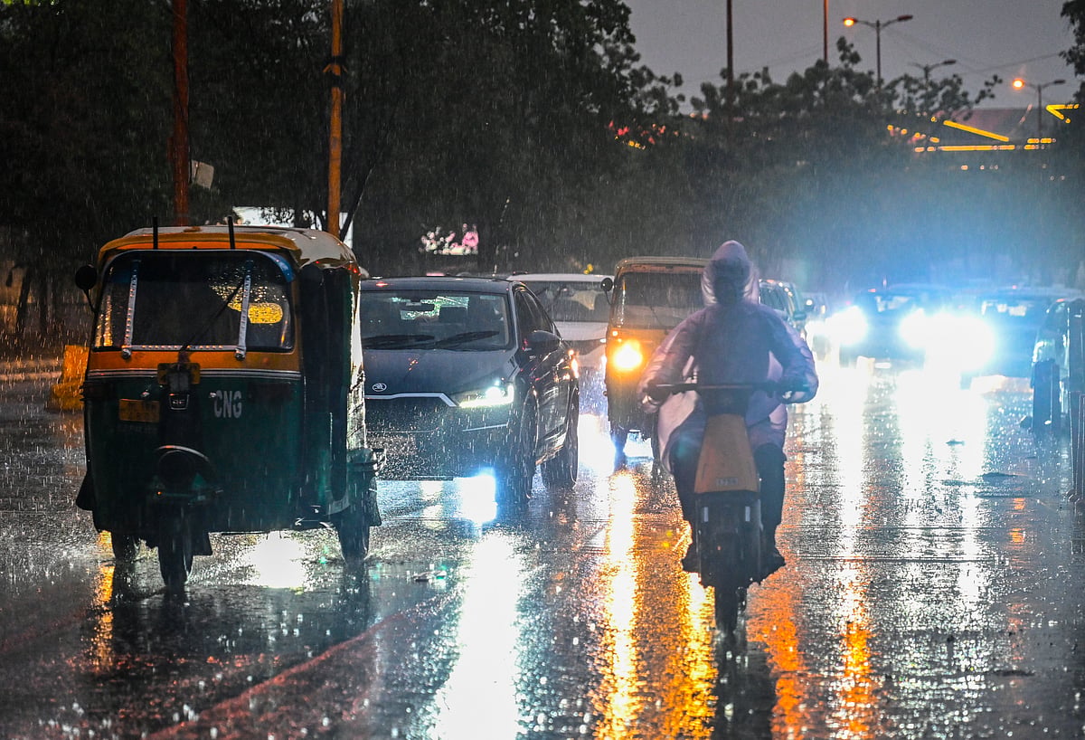 दिल्ली-NCR में बदला मौसम का मिजाज: आज भी गरज-चमक के साथ बारिश के आसार, हवा हुई साफ
