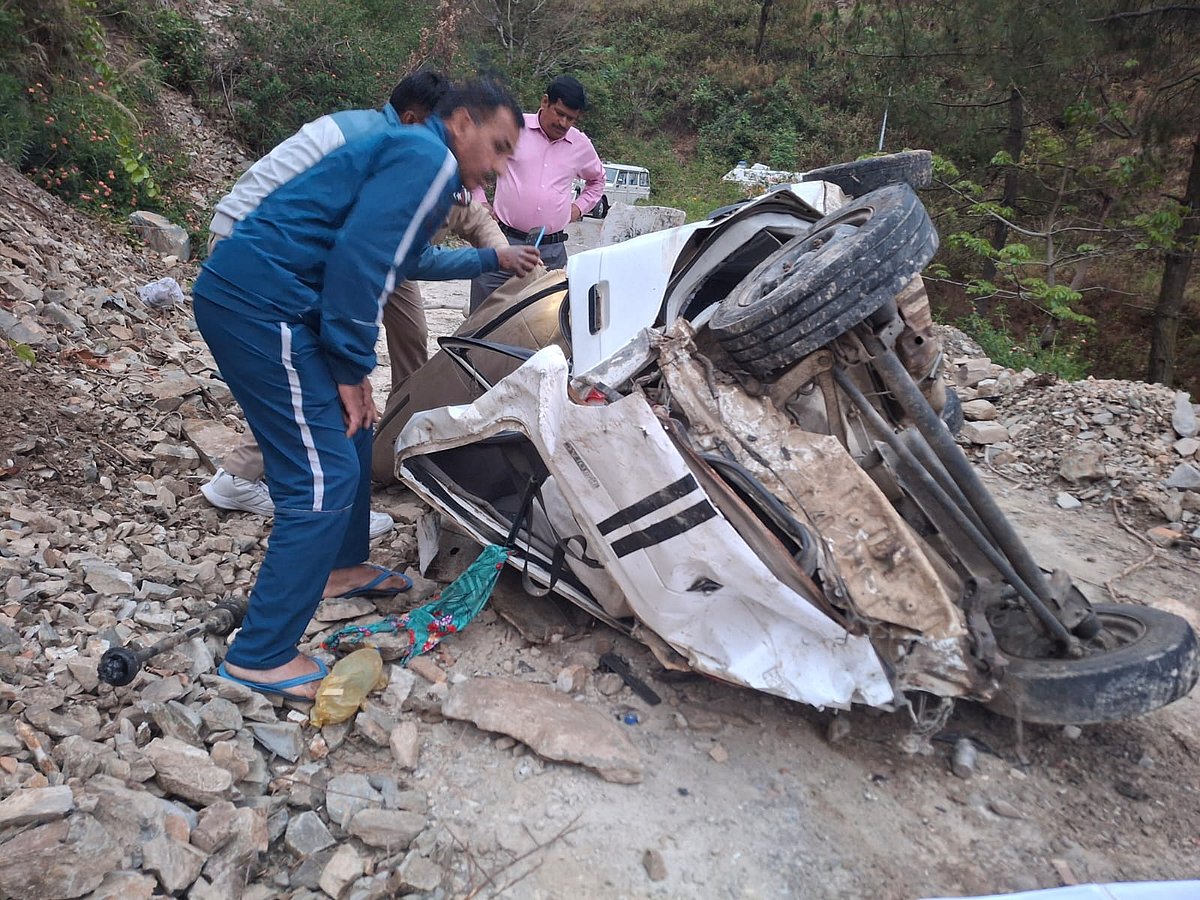 उत्तराखंड के अल्मोड़ा में सड़क हादसा, खाई में गिरी कार, तीन युवकों की दर्दनाक मौत