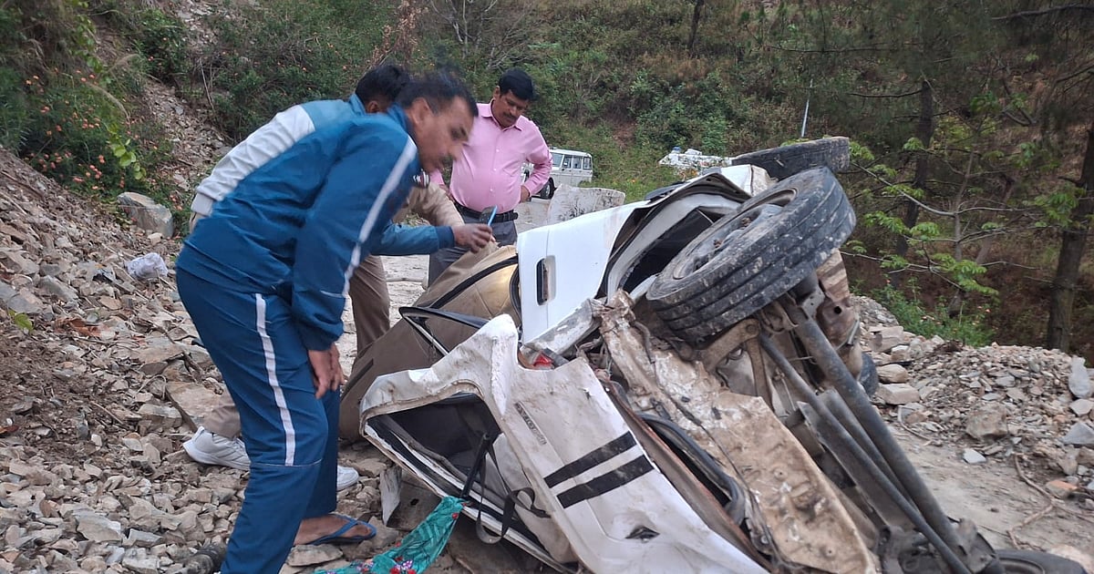 उत्तराखंड के अल्मोड़ा में सड़क हादसा, खाई में गिरी कार, तीन युवकों की दर्दनाक मौत