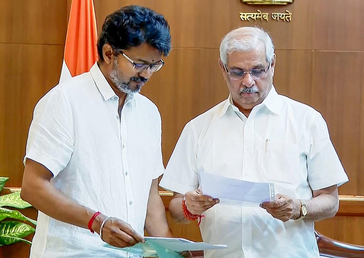 पेचीदा हो गई है तमिलनाडु की राजनीति! फिर फंसा सरकार गठन पर पेंच, राष्ट्रपति शासन की अटकलें तेज