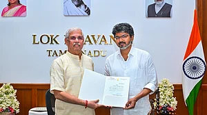 तमिलनाडु में सस्पेंस खत्म, राज्यपाल ने विजय को सरकार बनाने का न्योता दिया, रविवार सुबह 10 बजे लेंगे शपथ