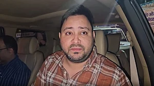 बिहारः पटना में सचिवालय परिसर में मिली शराब की बोतलें, तेजस्वी यादव ने शराबबंदी पर उठाए सवाल