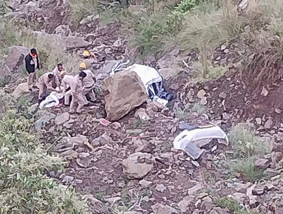 हिमाचल के चंबा में गहरी खाई में गिरी कार, गुजरात के पांच पर्यटकों समेत छह लोगों की मौत, चार घायल