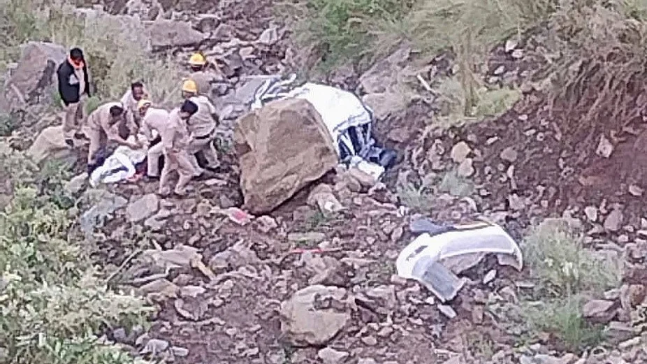 हिमाचल के चंबा में गहरी खाई में गिरी कार, गुजरात के पांच पर्यटकों समेत छह लोगों की मौत, चार घायल