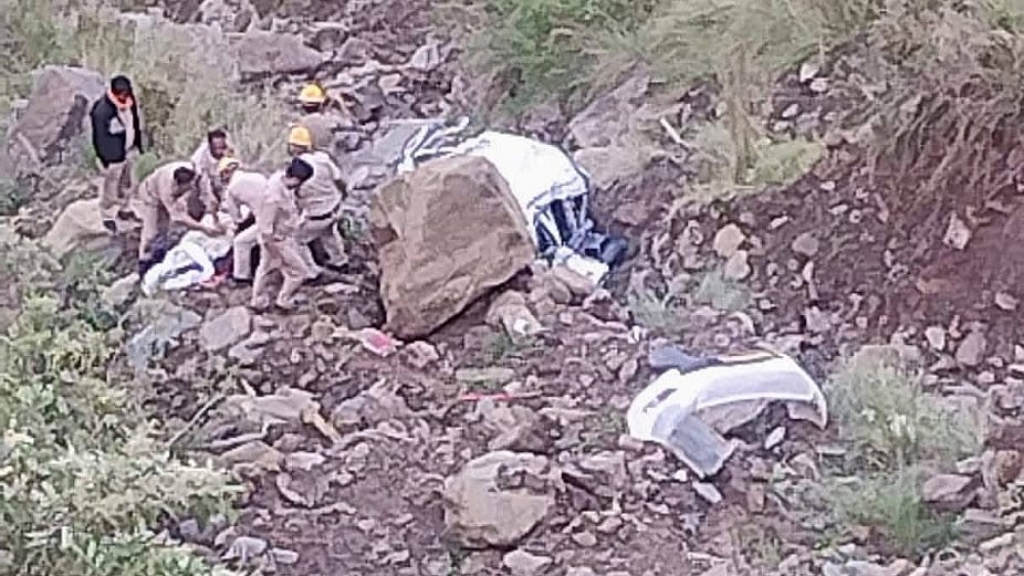 हिमाचल के चंबा में गहरी खाई में गिरी कार, गुजरात के पांच पर्यटकों समेत छह लोगों की मौत, चार घायल