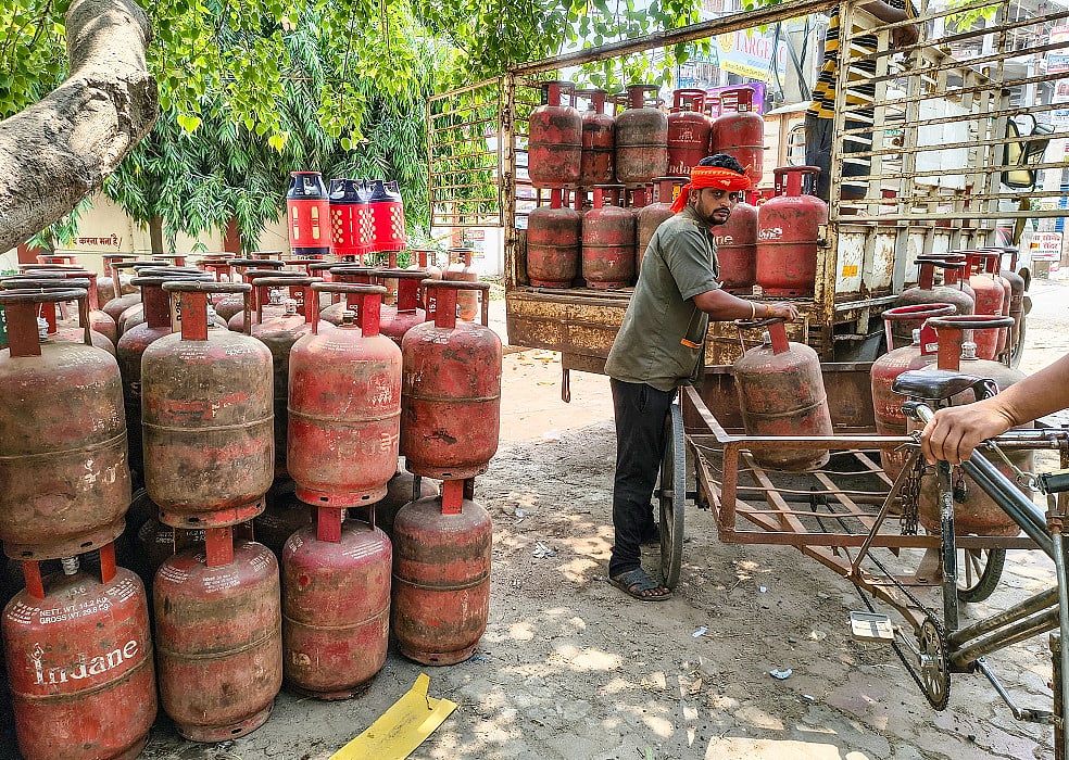 तेल कंपनियों की एलपीजी डिलीवरी स्कैम को लेकर चेतावनी, जालसाज ओटीपी और ऑथेंटिकेशन के जरिए कर रहे फ्रॉड