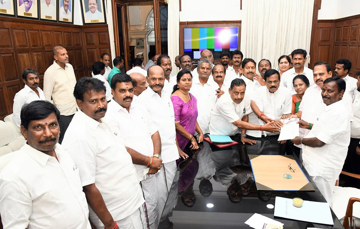 AIADMK में नेतृत्व को लेकर बड़ा संकट