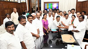 AIADMK में नेतृत्व को लेकर बड़ा संकट