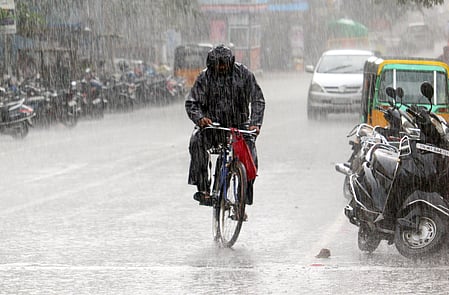 तमिलनाडु के 10 जिलों के लिए भारी बारिश की चेतावनी, मछुआरों को समुद्र में न जाने की सलाह