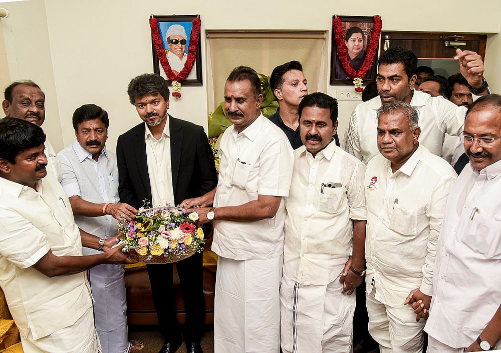 तमिलनाडुः AIADMK हुई दो फाड़! 30 बागी विधायक विजय को देंगे समर्थन, पलानीस्वामी पर लगाए गंभीर आरोप