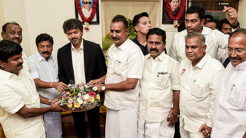 तमिलनाडुः AIADMK हुई दो फाड़! 30 बागी विधायक विजय को देंगे समर्थन, पलानीस्वामी पर लगाए गंभीर आरोप