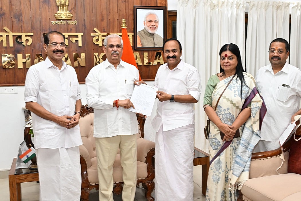 केरलः सतीशन ने कांग्रेस नेताओं के साथ राज्यपाल से मुलाकात की, सरकार बनाने का दावा पेश किया