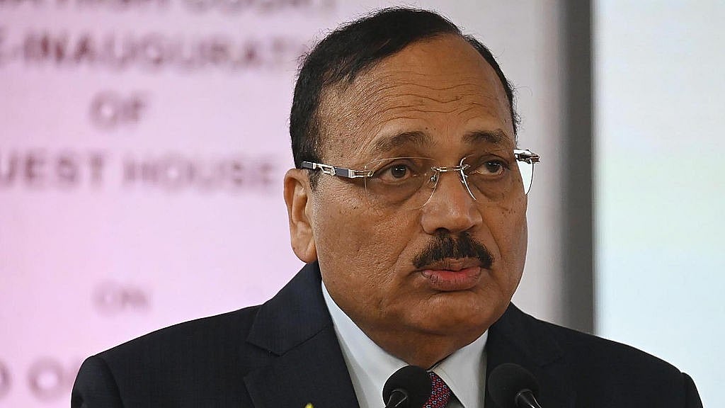 CJI बोले- बेरोजगार युवा कॉकरोच जैसे:ये मीडिया, सोशल मीडिया और RTI एक्टिविस्ट बनकर सिस्टम पर हमला करते हैं