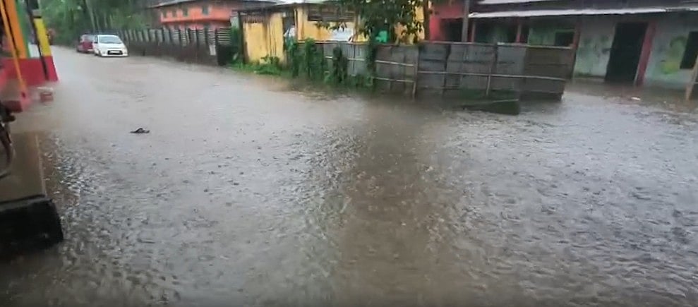 असम में भारी बारिश: सिलचर और श्रीभूमि के शहरी इलाकों में बाढ़ जैसे हालात, सड़कें पानी में डूबीं