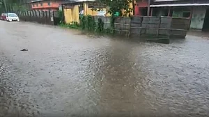 असम में भारी बारिश: सिलचर और श्रीभूमि के शहरी इलाकों में बाढ़ जैसे हालात, सड़कें पानी में डूबीं