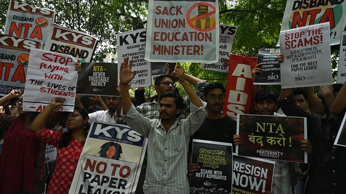 नीट परीक्षा का पेपर लीक होने का विरोध करते आइसा और अन्य संगठनों से जुड़े छात्र और कार्यकर्ता (फोटो : विपिन)