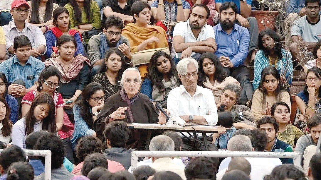 असहमतियां पहले भी होती थीं। पर अब शासन-प्रशासन के विरुद्ध कुछ भी कहना, सुनना लगभग असंभव है। ऐसे में इतिहासकार रोमिला थापर और हरबंस मुखिया जैसों को इस तरह सुनना दिनों-दिन मुश्किल होता जा रहा है