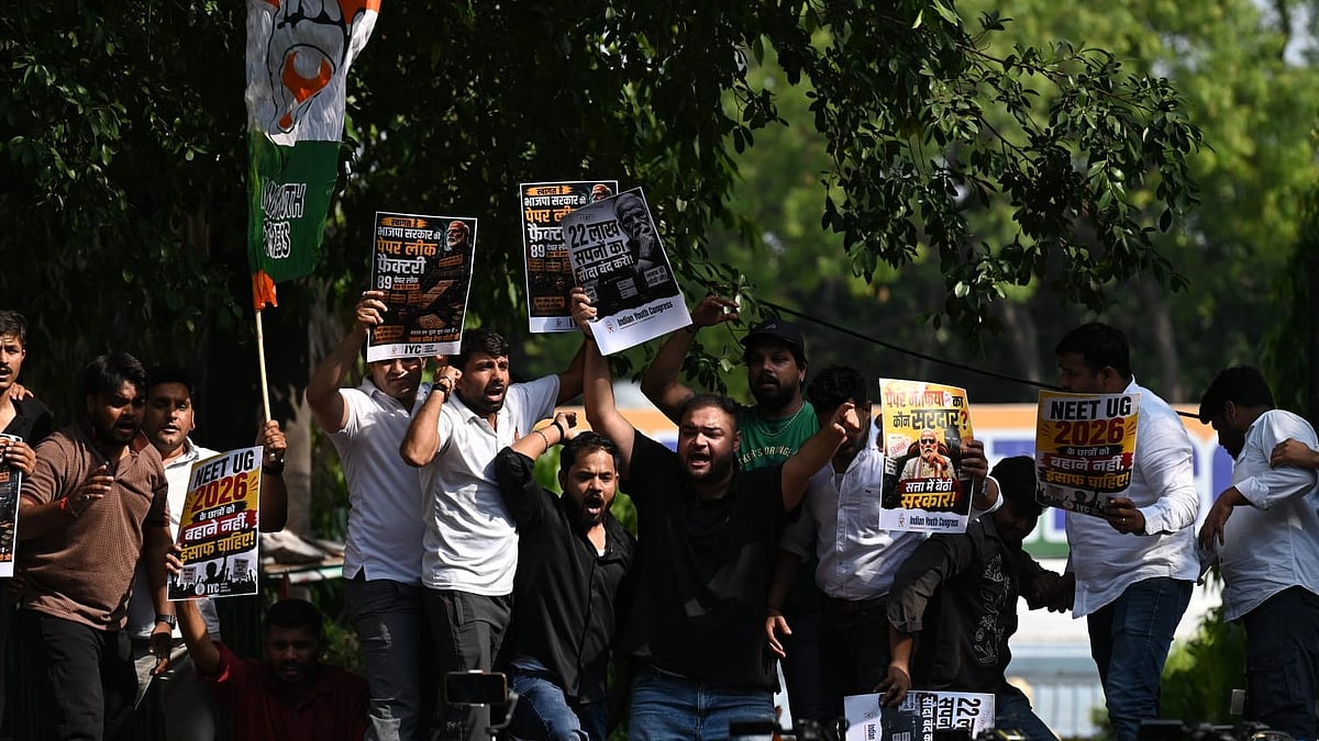 दिल्ली में नीट परीक्षा रद्द होने और पेपर लीक होने के खिलाफ एनटीए के बाहर विरोध करते एनएसयूआई कार्यकर्ता (फोटो : विपिन)