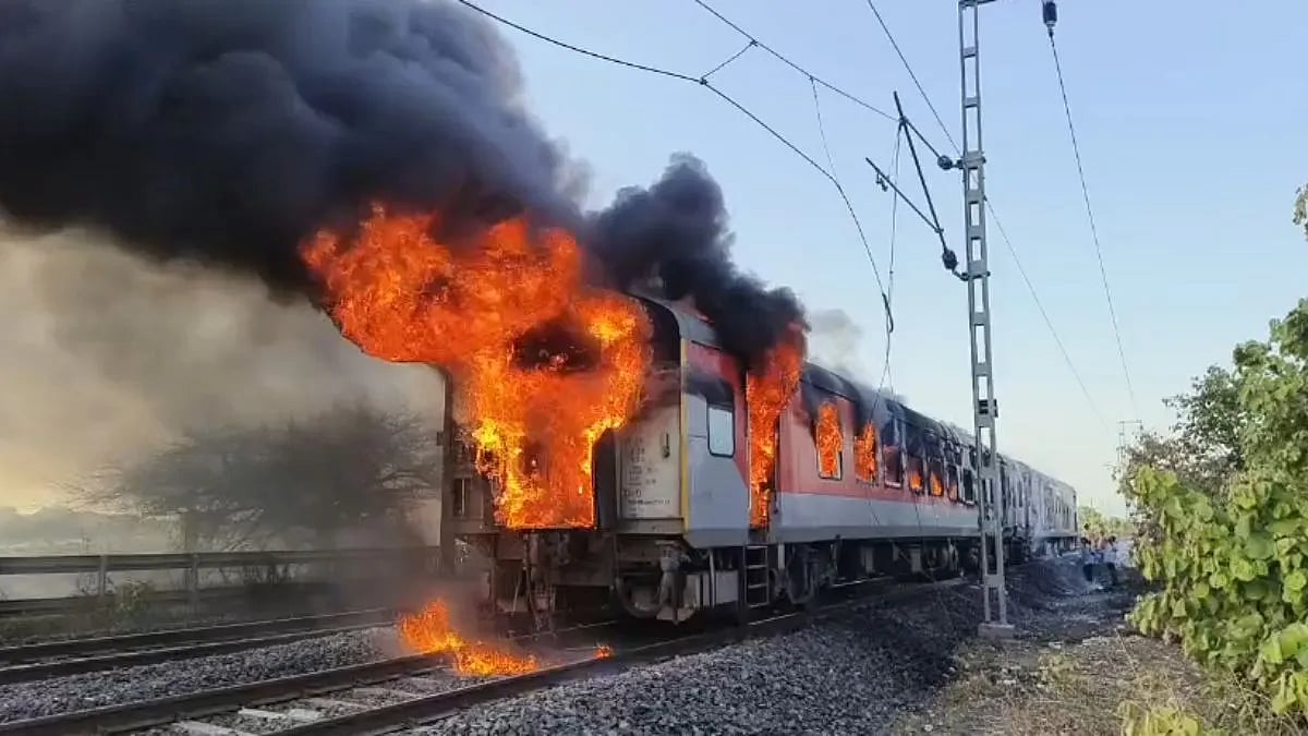 navjivanindia%2F2026-05-17%2Fexzv0ngl%2FRajdhani-fire.png?rect=0%2C23%2C1200%2C630&w=1200&ar=40%3A21&auto=format%2Ccompress&ogImage=true&mode=crop&enlarge=true&overlay=false&overlay_position=bottom&overlay_width=100