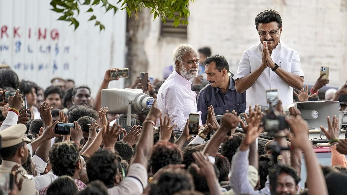 चुनावी नतीजों में हार के बाद अपने निर्वाचन क्षेत्र के लोगों से मुस्कुराहट के साथ मिलते एम के स्टालिन