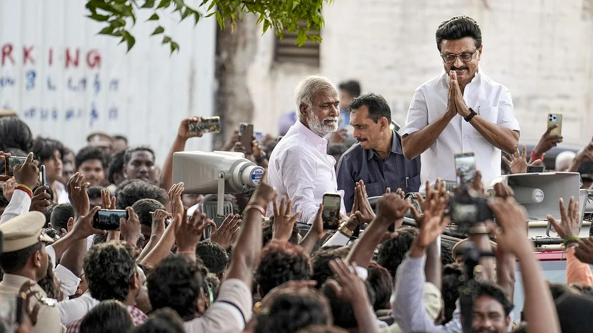 चुनावी नतीजों में हार के बाद अपने निर्वाचन क्षेत्र के लोगों से मुस्कुराहट के साथ मिलते एम के स्टालिन