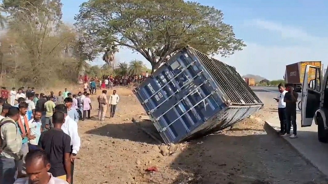 महाराष्ट्र के पालघर में भीषण हादसा, ऑटो पर पलटा कंटेनर, 14 लोगों की मौत, 20 घायल