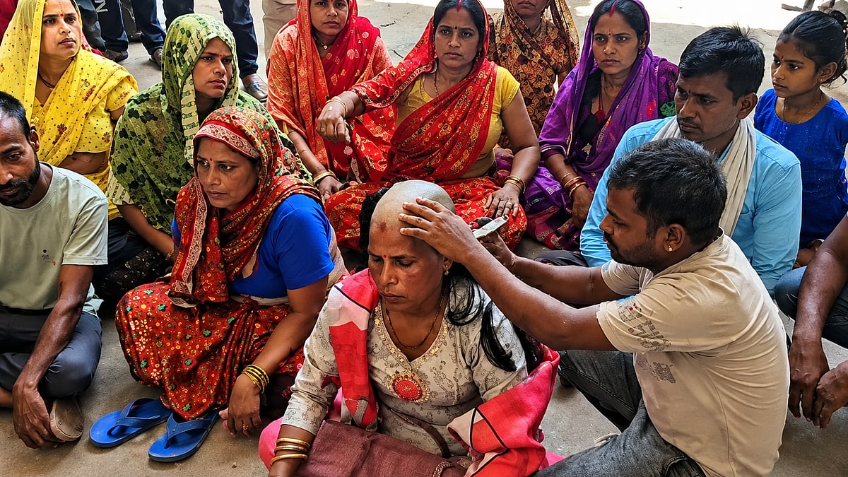 यूपी में विकास के दावों की BJP महिला पार्षद ने ही खोली पोल! विकास न होने से नाराज होकर कराया मुंडन
