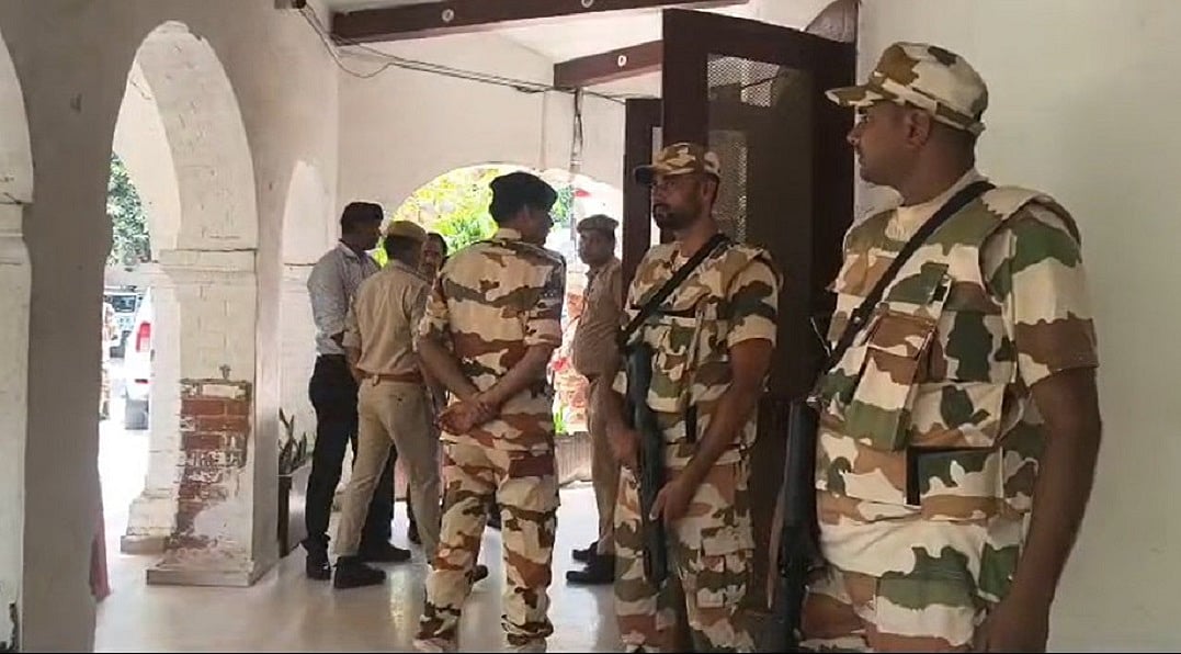 कानपुर में ITBP जवानों ने घेरा पुलिस कमिश्नर का दफ्तर, साथी की मां का हाथ काटे जाने के मामले की जांच से थे नाराज