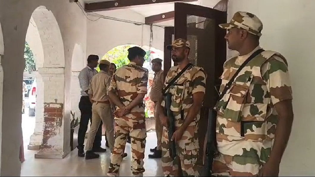 कानपुर में ITBP जवानों ने घेरा पुलिस कमिश्नर का दफ्तर, साथी की मां का हाथ काटे जाने के मामले की जांच से थे नाराज