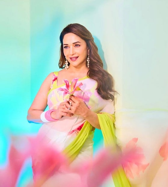 सिनेजीवन: फराह खान को सुजैन खान ने रखा 'गोल्ड डाइट' पर और कृति सेनन ने सिनेमा की दुनिया में पूरे किए 12 साल