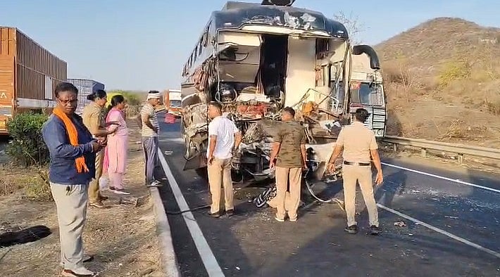 महाराष्ट्र के धुले में भीषण सड़क हादसा, कई वाहनों की टक्कर में 6 लोगों की दर्दनाक मौत, 26 घायल