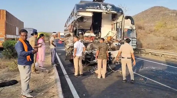 महाराष्ट्र के धुले में भीषण सड़क हादसा, कई वाहनों की टक्कर में 6 लोगों की दर्दनाक मौत, 26 घायल