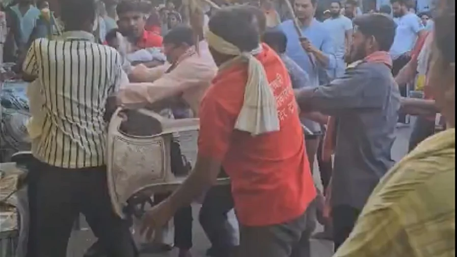 मध्य प्रदेशः ओंकारेश्वर में श्रद्धालुओं और मंदिर कर्मचारियों के बीच चले लात-घूंसे, छह कर्मचारी बर्खास्त