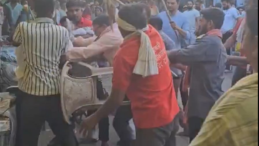 मध्य प्रदेशः ओंकारेश्वर में श्रद्धालुओं और मंदिर कर्मचारियों के बीच चले लात-घूंसे, छह कर्मचारी बर्खास्त