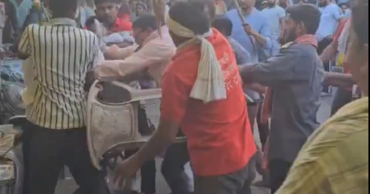 navjivanindia%2F2026-05-25%2Fjhe4lzpq%2FOmkareshwar-Fight.jpg?rect=0%2C124%2C897%2C471&w=1200&ar=40%3A21&auto=format%2Ccompress&ogImage=true&mode=crop&enlarge=true&overlay=false&overlay_position=bottom&overlay_width=100