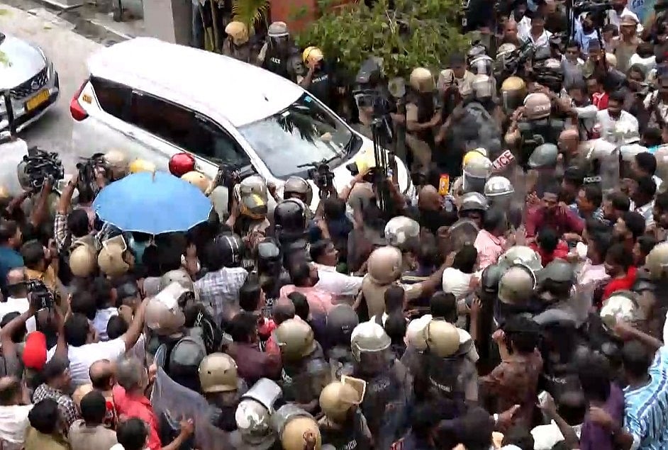 केरलः पूर्व सीएम विजयन के घर के बाहर ईडी अफसरों और सीपीएम कार्यकर्ताओं में झड़प, वाहनों में तोड़फोड़