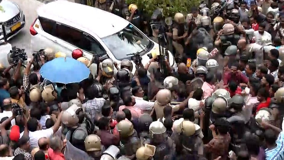 केरलः पूर्व सीएम विजयन के घर के बाहर ईडी अफसरों और सीपीएम कार्यकर्ताओं में झड़प, वाहनों में तोड़फोड़
