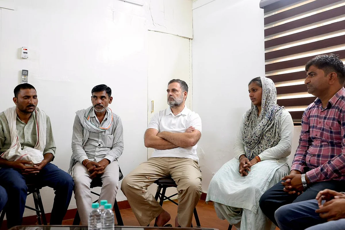 बड़ी खबर LIVE: प्रदीप मेघवाल के माता-पिता से मिलकर भावुक हुए राहुल गांधी, बोले- धर्मेंद्र प्रधान तुरंत इस्तीफा दें