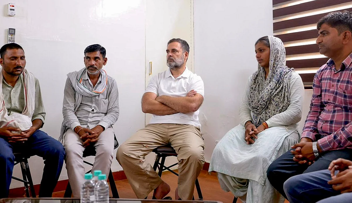 राहुल गांधी ने आत्महत्या करने वाले नीट छात्र के परिवार से मुलाकात की, पीएम मोदी से जवाबदेही की मांग की