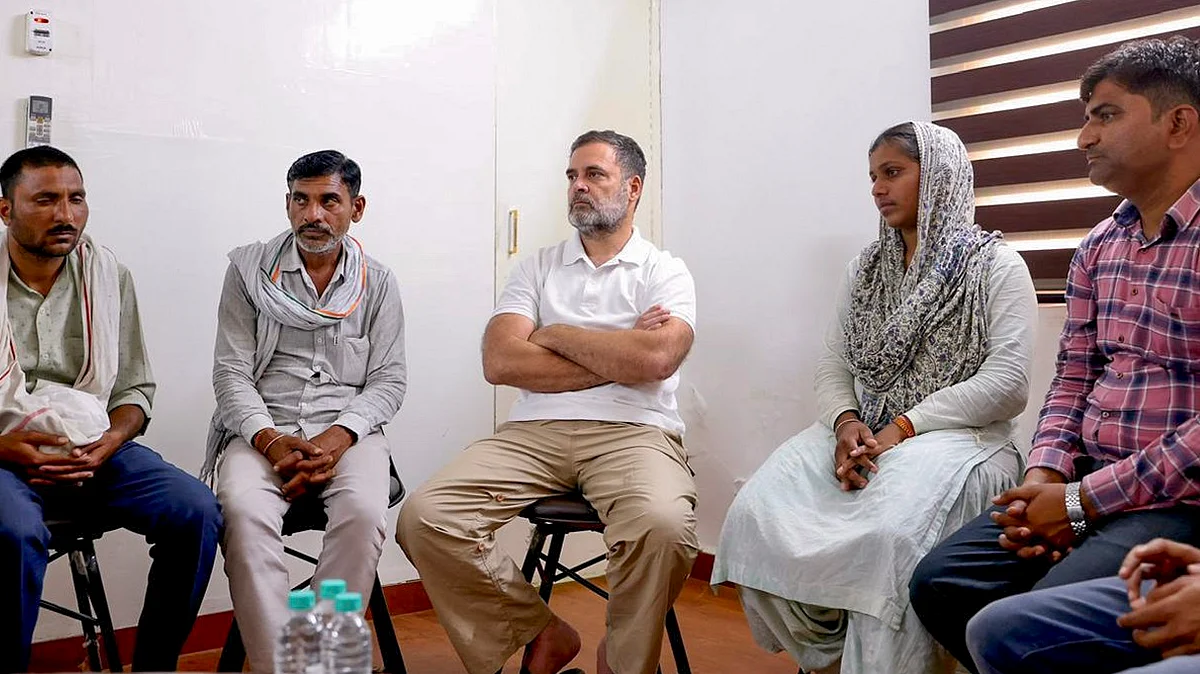 राहुल गांधी ने आत्महत्या करने वाले नीट छात्र के परिवार से मुलाकात की, पीएम मोदी से जवाबदेही की मांग की