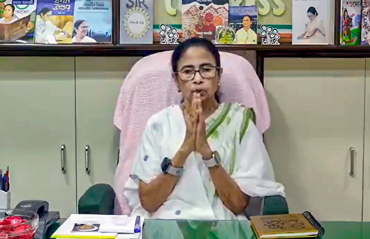TMC में बगावत के बीच ममता बनर्जी का कविता से वार, 'गिरगिट' शीर्षक से लिखी तीखी कविता!