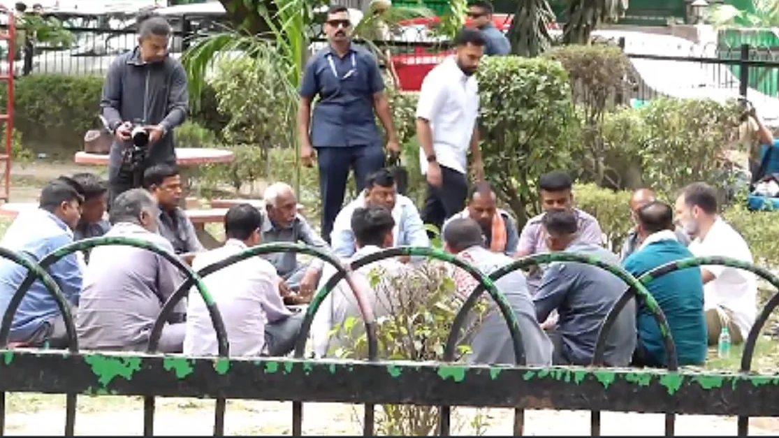 राहुल गांधी ने ऑटोरिक्शा चालकों से की बातचीत, संसद में उनकी समस्याओं को उठाने का वादा किया
