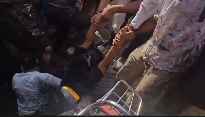 यूपी के कानपुर में बड़ा हादसा: दुकान का स्लैब धंसा, नाले में गिरे 20 से ज्यादा बीएड अभ्यर्थी